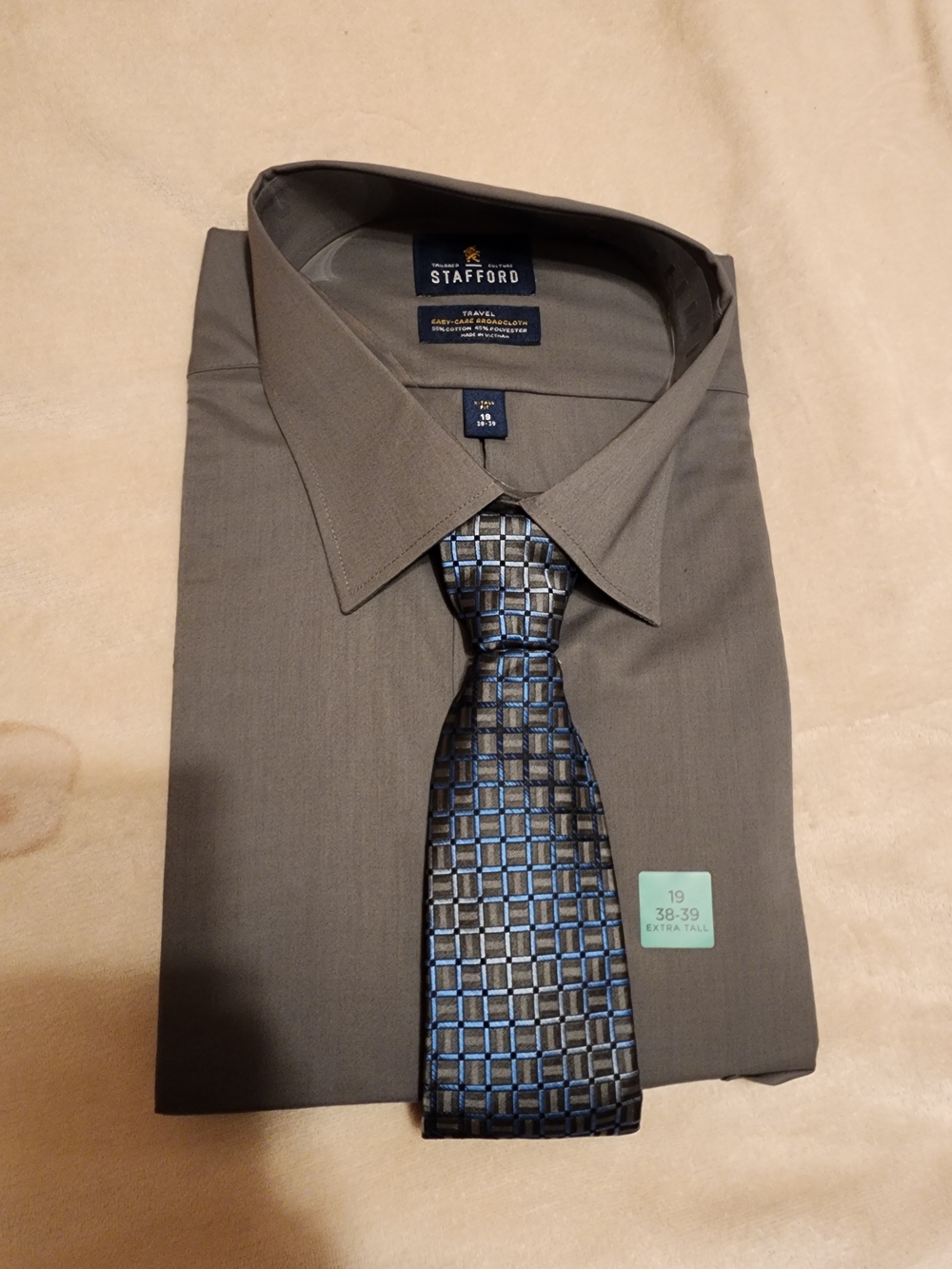 Stafford Men's Gray Dress Shirt with Patterned Tie